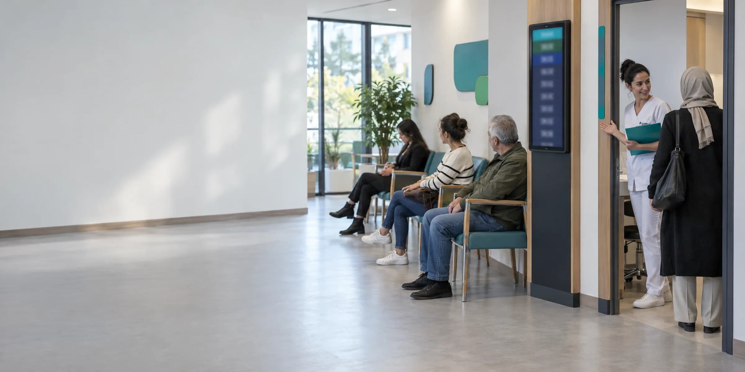 Sıra gösterge sütunlu poliklinik bekleme salonu, kapıdan sıradaki hastayı çağıran hemşire